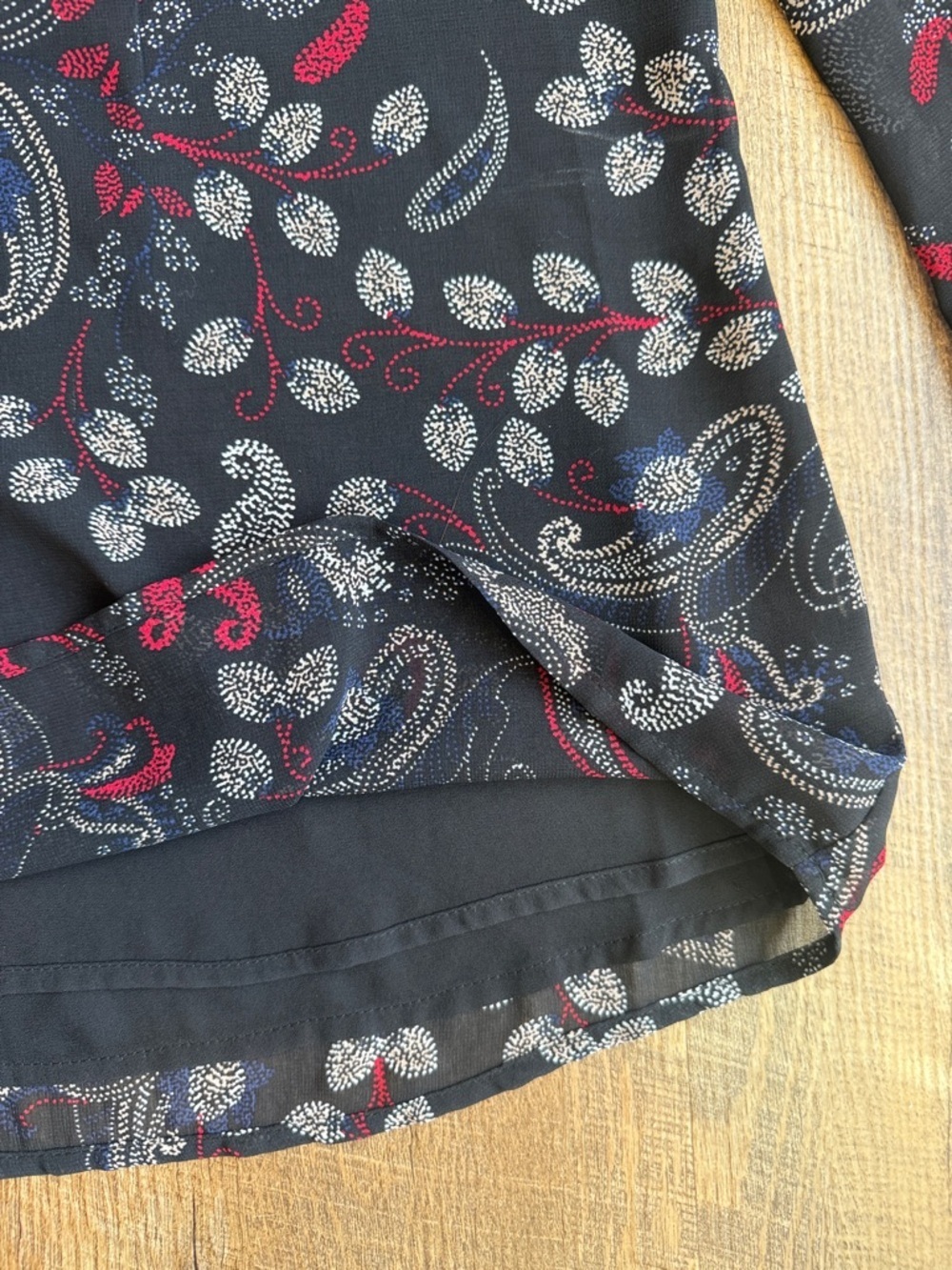 Sanctuary Women’s Black Red Blue White Paisley Long-Sleeve Blouse Size Medium - Picture 9 of 14
